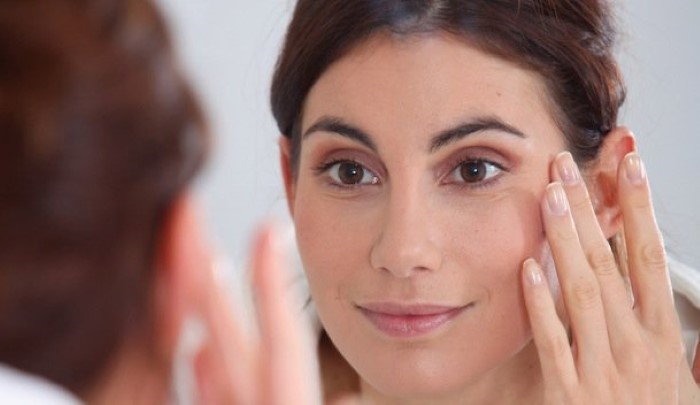 Femme qui se regarde dans un miroir