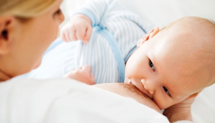 Bébé en train de téter