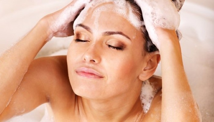 Femme qui se lave les cheveux