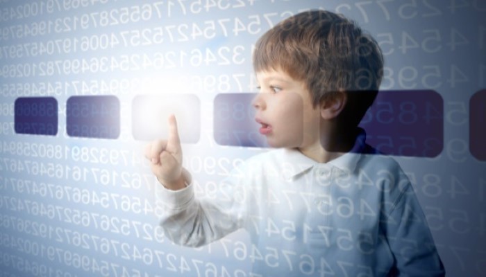 Enfant subjuqué par un écran tactile