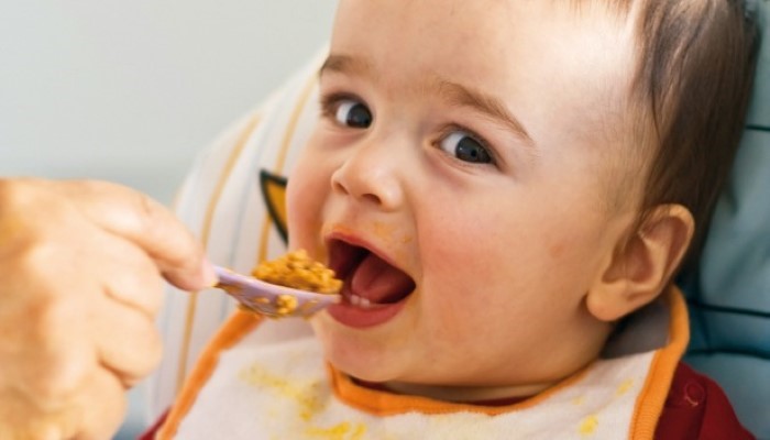 Bébé qui prend son repas Bébé qui prend son repas