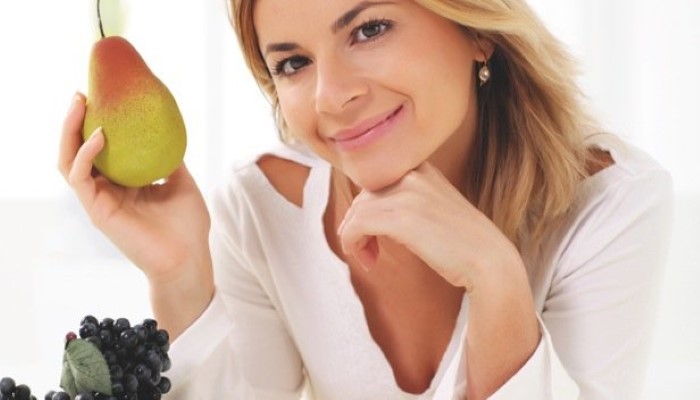 Femme qui mange une poire