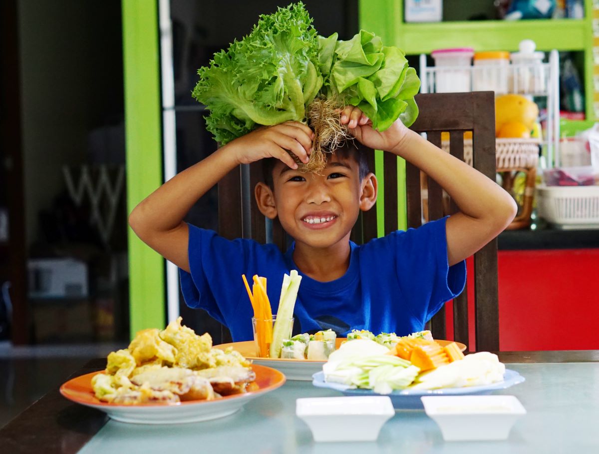 Fille qui mange Fille qui mange