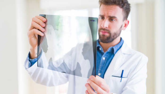 Femme enceinte en train de muscler son périnée Femme enceinte en train de muscler son périnée