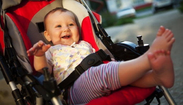 Bébé dans une poussette