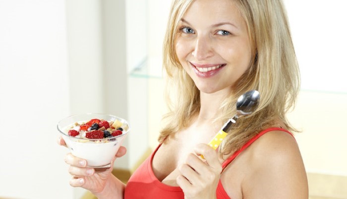 Femme qui tient un verre de lait