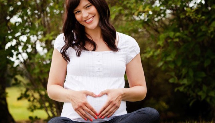 Femme enceinte assise