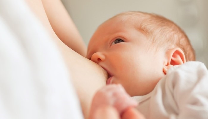 Bébé qui prend le sein