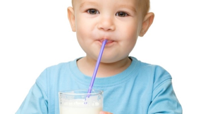 Petit garçon qui boit du lait Petit garçon qui boit du lait