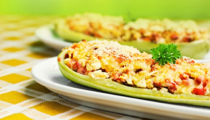 Courgettes farcies à la viande et à la tomate
