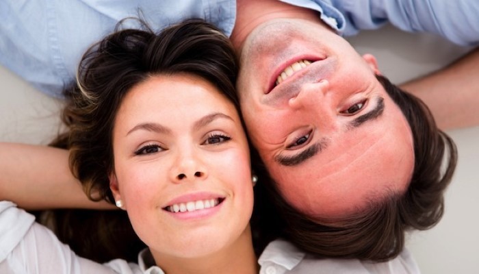 Zoom sur les visages d'un couple Zoom sur les visages d'un couple