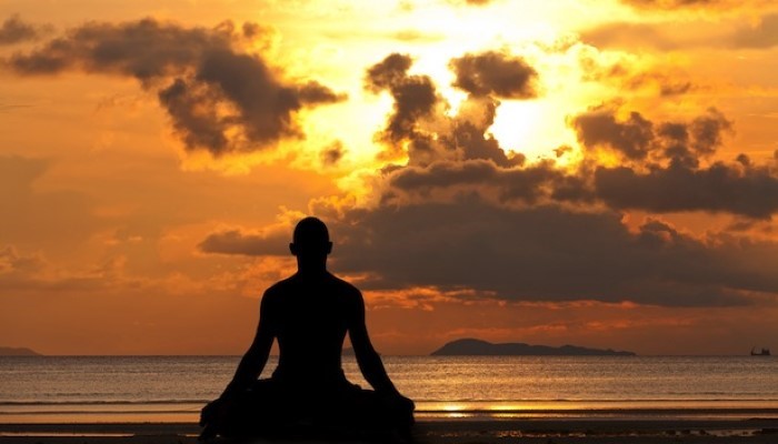 Moine qui médite au coucher du soleil Moine qui médite au coucher du soleil