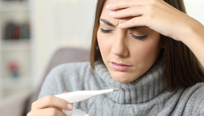 Femme enceinte qui tient un test de grossesse Femme enceinte qui tient un test de grossesse