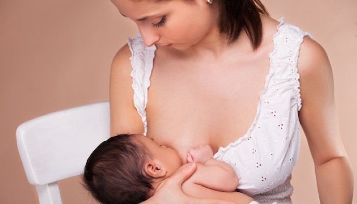 Jeune maman qui donne le sein Jeune maman qui donne le sein