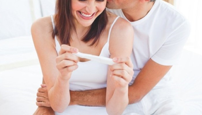 Couple qui va avoir un enfant Couple qui va avoir un enfant