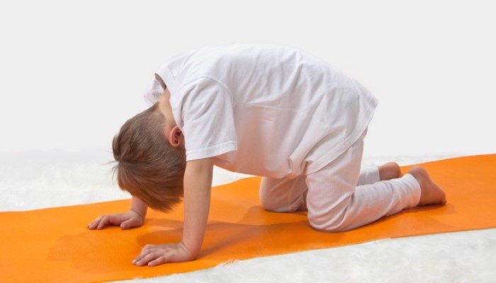 Enfant qui fait du yoga Enfant qui fait du yoga