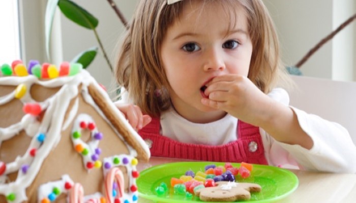 Petite fille qui mange seule Petite fille qui mange seule
