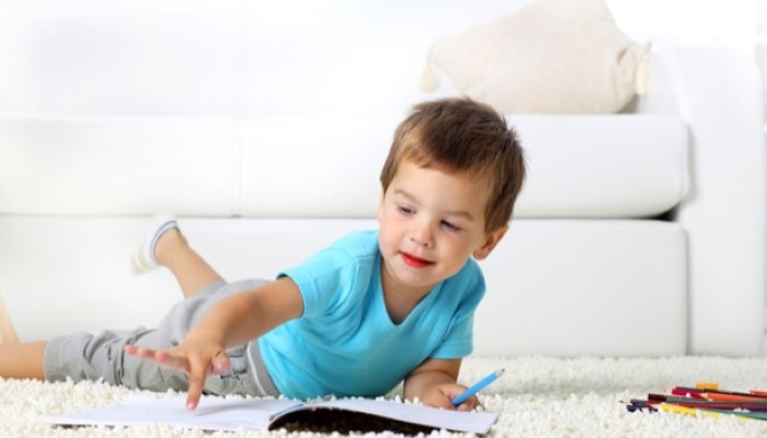 Petit garçon qui dessine Petit garçon qui dessine