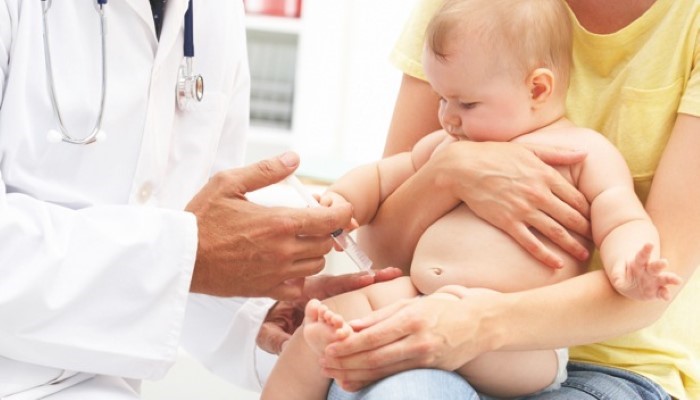 Bébé qui se fait faire une piqure