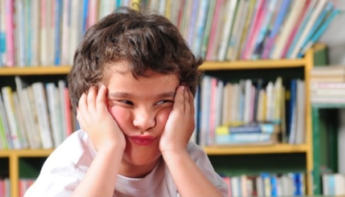 Petit garçon qui boude Petit garçon qui boude