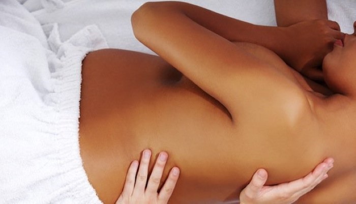 Femme enceinte se fait masser le dos Femme enceinte se fait masser le dos