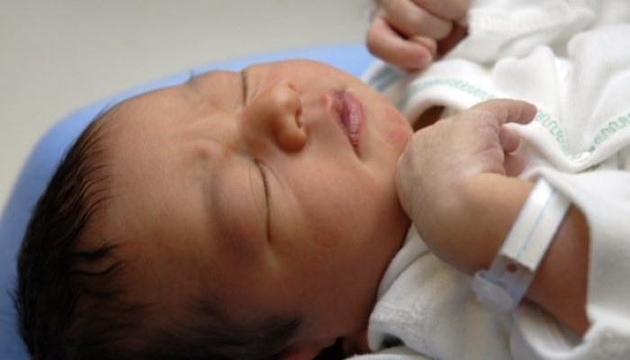 Bébé prématuré dort