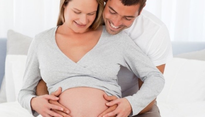 Couple touchent le ventre de la femme enceinte Couple touchent le ventre de la femme enceinte