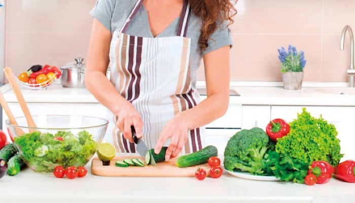 Femme qui cuisine Femme qui cuisine