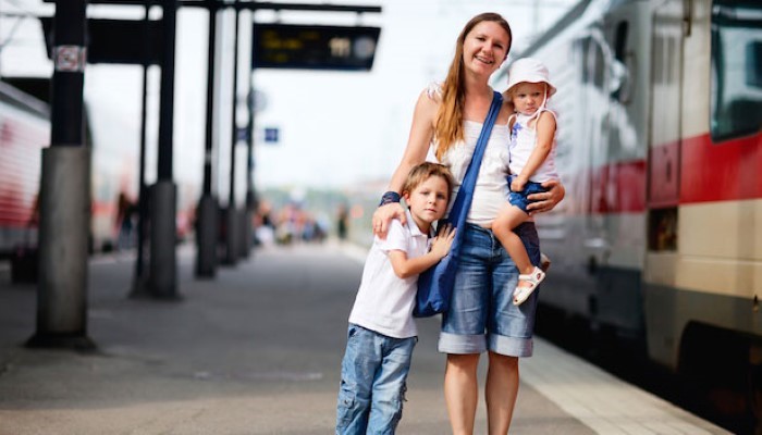 Famille qui va prendre le train Famille qui va prendre le train