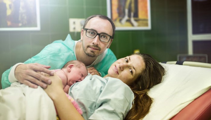 Papa maman et nouveau-né après l'accouchement Papa maman et nouveau-né après l'accouchement