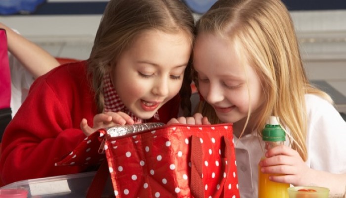 Petites filles avec une lunch box Petites filles avec une lunch box