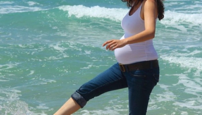 Femme enceinte sur la plage Femme enceinte sur la plage