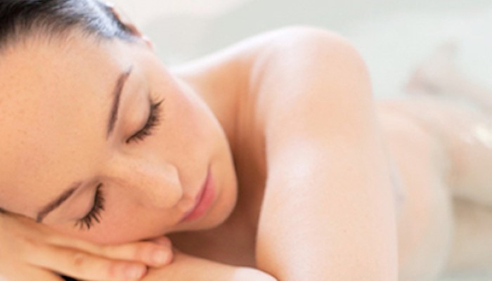 Femme enceinte qui va accoucher dans l'eau Femme enceinte qui va accoucher dans l'eau