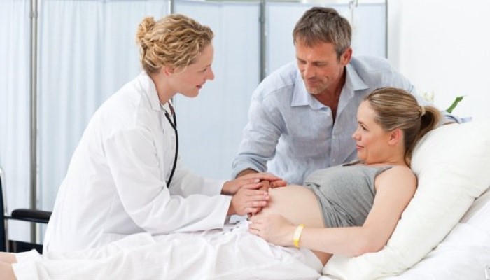 Docteure visite une femme enceinte