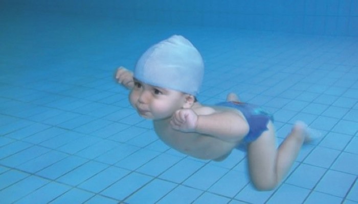 bébé sous l'eau dans la piscine bébé sous l'eau dans la piscine