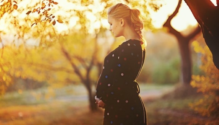 Femme enceinte sous un arbre Femme enceinte sous un arbre