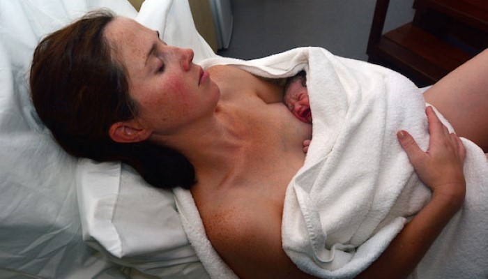 Maman qui pratique la méthode Kangourou