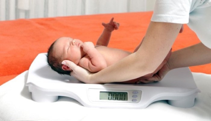 infirmière pesant poids du bébé infirmière pesant poids du bébé