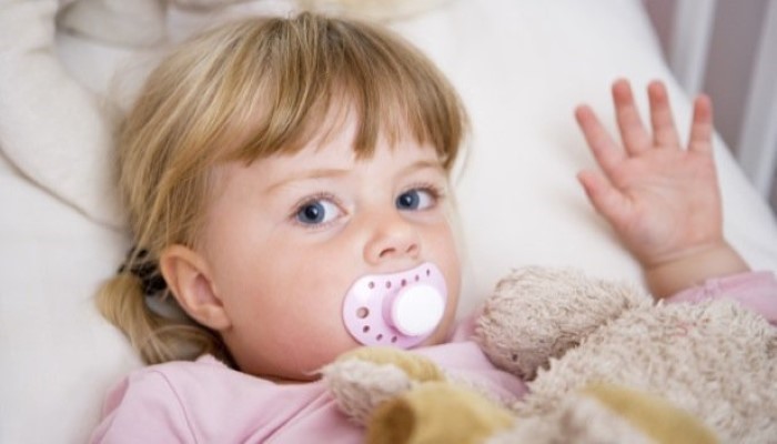 Petite fille dans son lit Petite fille dans son lit