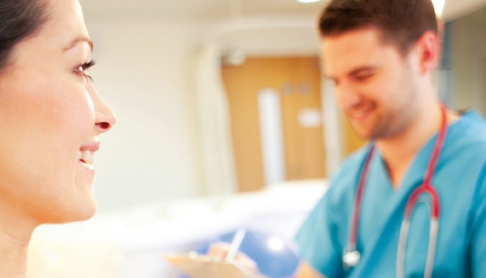 Une femme enceinte et son médecin Une femme enceinte et son médecin