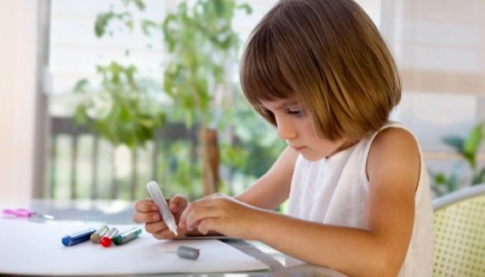 Petite fille qui dessine Petite fille qui dessine