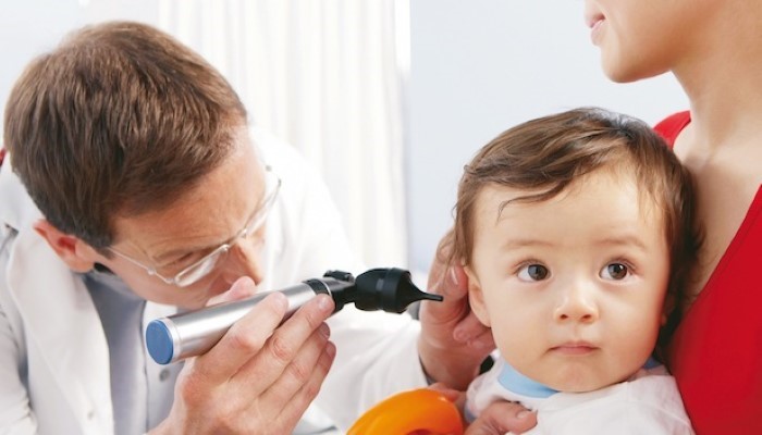 Bébé qui se fait examiner l'oreille