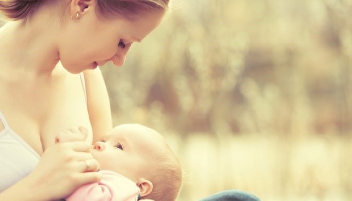 Maman qui donne le sein à son bébé Maman qui donne le sein à son bébé