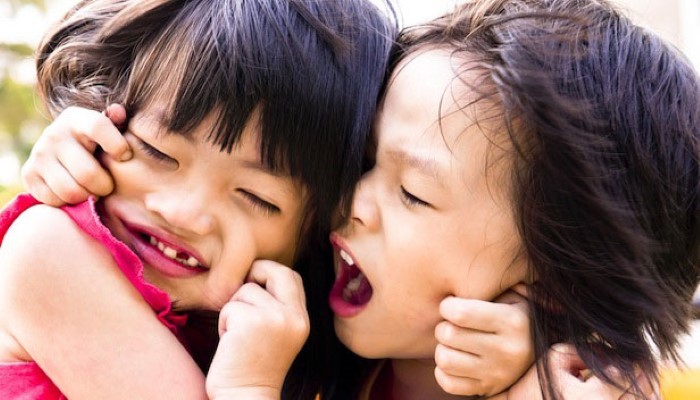 Petites filles qui se dispute Petites filles qui se dispute