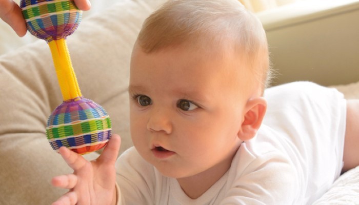 Maman qui s'amuse avec son bébé Maman qui s'amuse avec son bébé