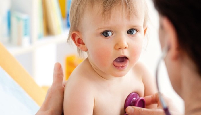 Enfant qui se fait ausculter Enfant qui se fait ausculter