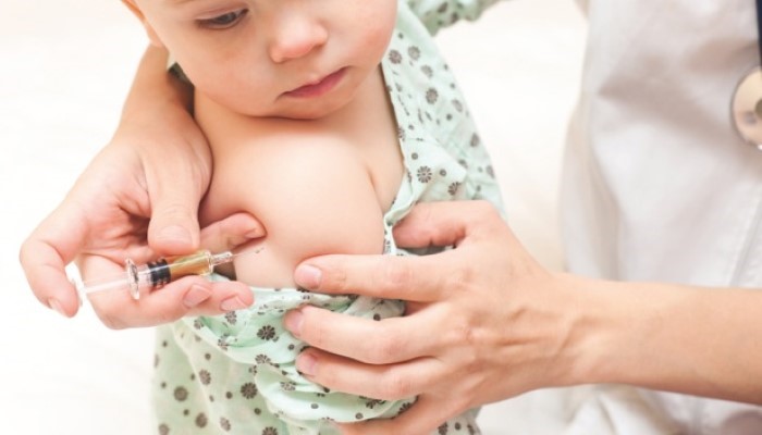 Bébé qui se fait vacciner