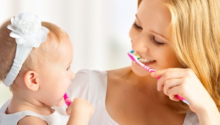 Maman et enfant qui se brossent les dents Maman et enfant qui se brossent les dents