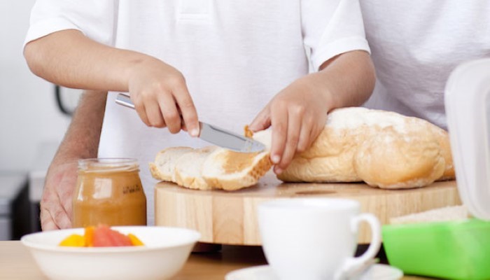 Parent et enfant préparant le petite déjeuner Parent et enfant préparant le petite déjeuner
