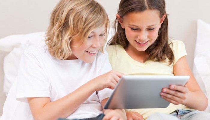 Enfant jouant sur une tablette Enfant jouant sur une tablette